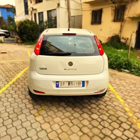 Durres, shes makine Fiat Punto Evo Benzin+Gaz, e bardhë manuale Kondicioner 232.000 km 3.300 €