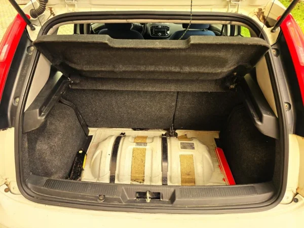 Durres, shes makine Fiat Punto Evo Benzin+Gaz, e bardhë manuale Kondicioner 232.000 km 3.300 €