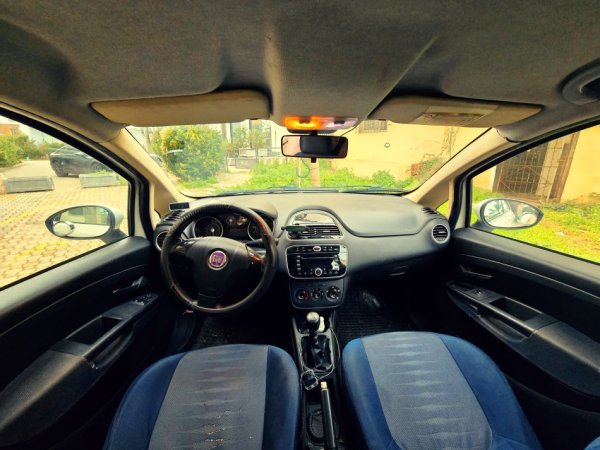 Durres, shes makine Fiat Punto Evo Benzin+Gaz, e bardhë manuale Kondicioner 232.000 km 3.300 €