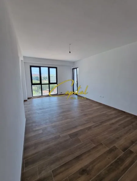 Tirane, jepet me qera zyre Kati 1, 117 m² 700 € (FARMACIA 10)