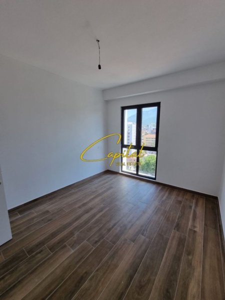 Tirane, jepet me qera zyre Kati 1, 117 m² 700 € (FARMACIA 10)