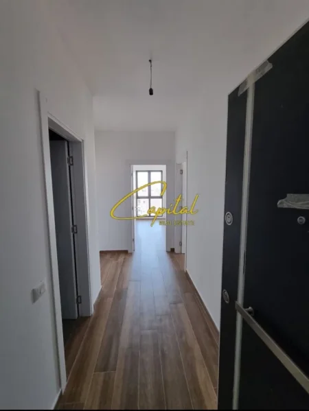 Tirane, jepet me qera zyre Kati 1, 117 m² 700 € (FARMACIA 10)