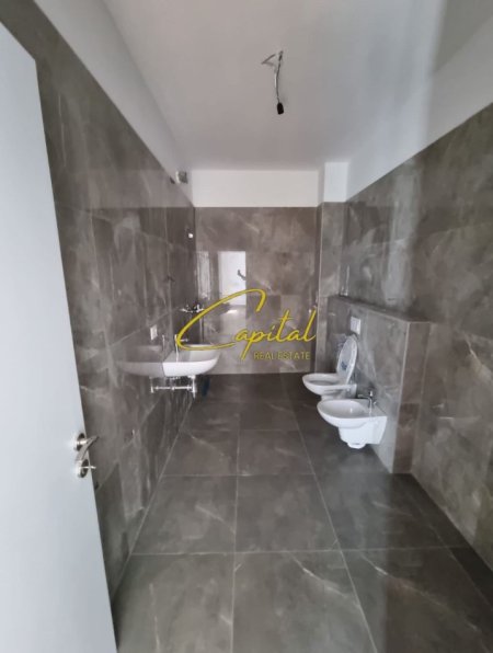 Tirane, jepet me qera zyre Kati 1, 117 m² 700 € (FARMACIA 10)