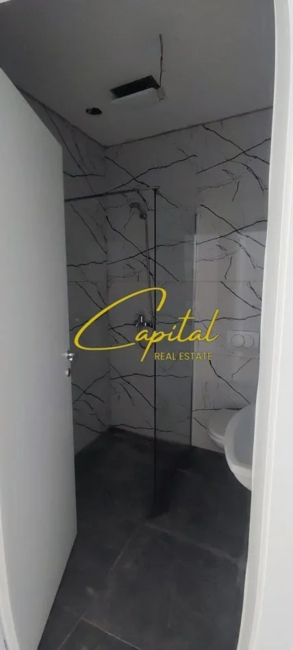 Tirane, jepet me qera ambjent biznesi Kati 1, 105 m² 1.300 € (LIQENI ARTIFICIAL)