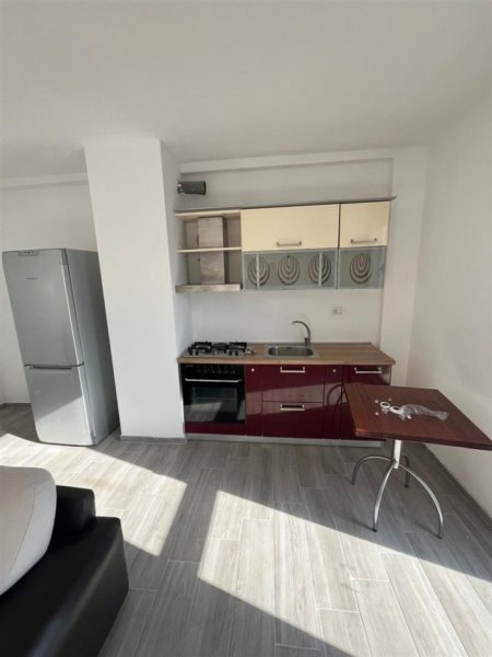 Tirane, jepet me qera apartament 2+1+Ballkon Kati 5, 97 m² 400 € (RRUGA 5 MAJI)