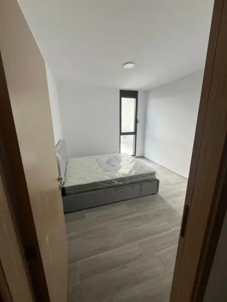 Tirane, jepet me qera apartament 2+1+Ballkon Kati 5, 97 m² 400 € (RRUGA 5 MAJI)