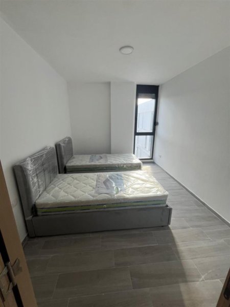 Tirane, jepet me qera apartament 2+1+Ballkon Kati 5, 97 m² 400 € (RRUGA 5 MAJI)