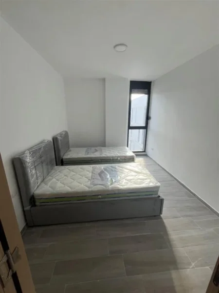 Tirane, jepet me qera apartament 2+1+Ballkon Kati 5, 97 m² 400 € (RRUGA 5 MAJI)