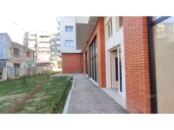 Tirane, shitet dyqan Kati 1, 16 m² (Ali Dem)