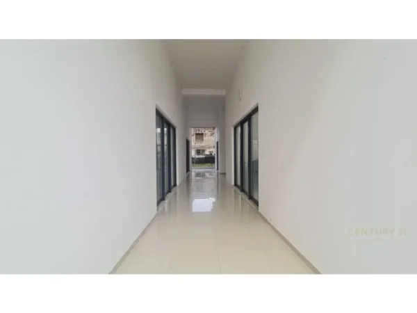 Tirane, shitet dyqan Kati 1, 16 m² (Ali Dem)