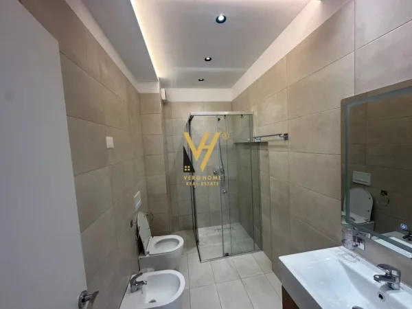 Tirane, jepet me qera apartament 2+1+Ballkon + POST PARKIMI Kati 4, 113 m² 800 € (KODRA E DIELLIT)