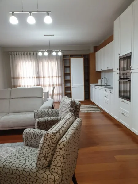 Tirane, jepet me qera apartament 3+1+2+Parkim, Kati 5, 1.100 € (RRUGA PETI (PRANE KOPSHTIT ZOOLOGJIK))