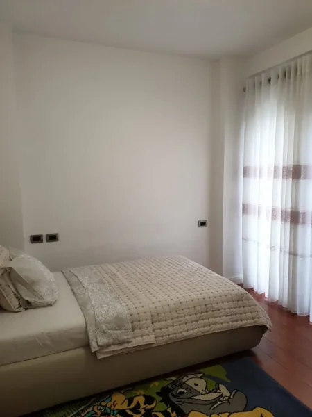 Tirane, jepet me qera apartament 3+1+2+Parkim, Kati 5, 1.100 € (RRUGA PETI (PRANE KOPSHTIT ZOOLOGJIK))