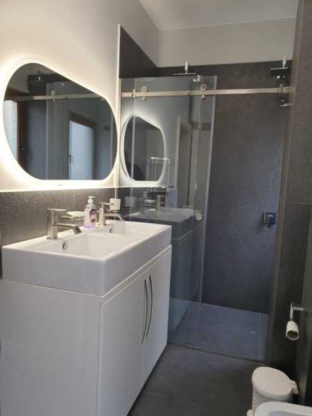 Tirane, jepet me qera apartament 3+1+2+Parkim, Kati 5, 1.100 € (RRUGA PETI (PRANE KOPSHTIT ZOOLOGJIK))