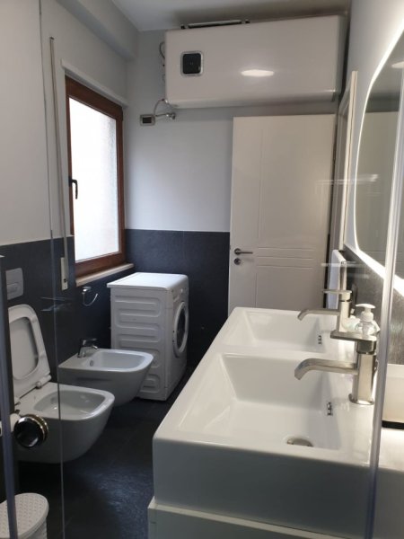 Tirane, jepet me qera apartament 3+1+2+Parkim, Kati 5, 1.100 € (RRUGA PETI (PRANE KOPSHTIT ZOOLOGJIK))