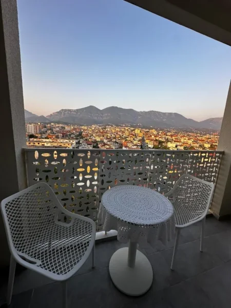 Tirane, jepet me qera apartament 1+1 , 700 € (Kompleksi ASL)