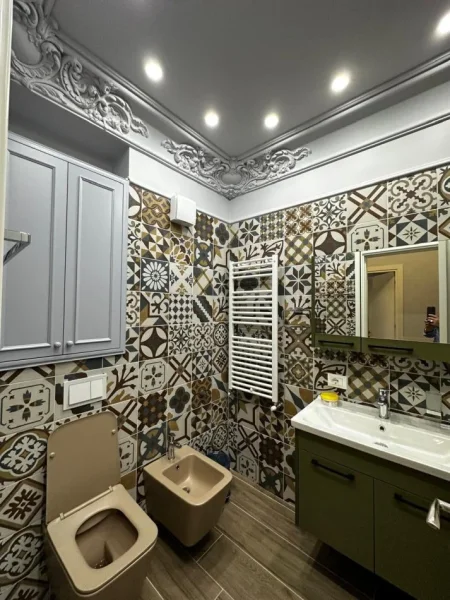 Tirane, jepet me qera apartament 1+1 , 700 € (Kompleksi ASL)