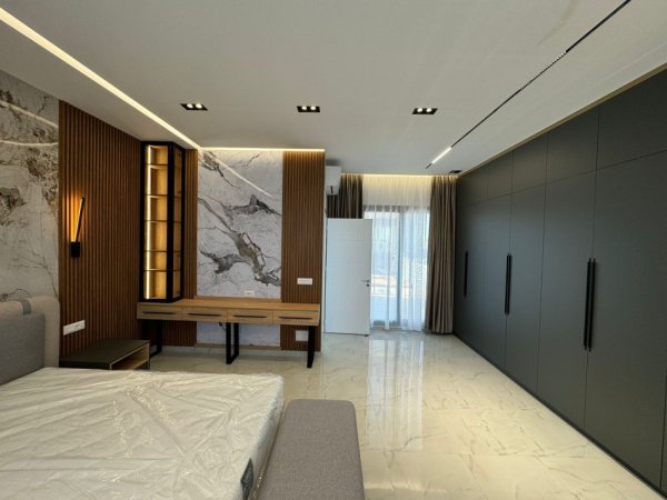 Tirane, jepet me qera apartament 3+1+Ballkon , 2.500 € (TEK ASTIRI)
