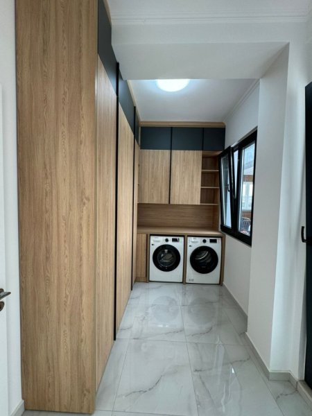 Tirane, jepet me qera apartament 3+1+Ballkon , 2.500 € (TEK ASTIRI)