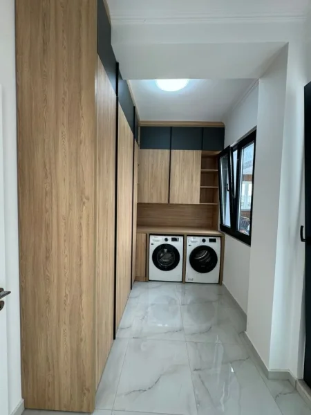 Tirane, jepet me qera apartament 3+1+Ballkon , 2.500 € (TEK ASTIRI)