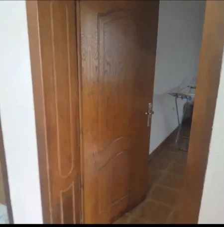 Tirane, jepet me qera shtepi 2+1 Kati 1, 80 m² 300 € (Mezez)