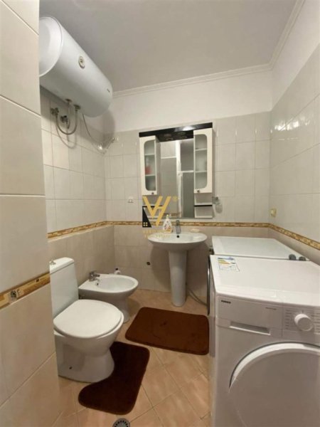 Tirane, jepet me qera apartament 3+1+Ballkon Kati 7, 130 m² 1.150 € (LAPRAKE)