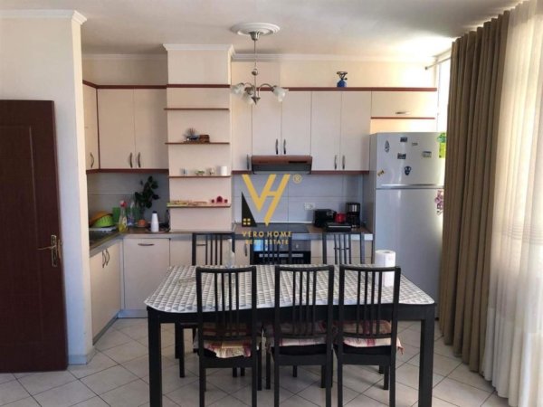 Tirane, jepet me qera apartament 3+1+Ballkon Kati 7, 130 m² 1.150 € (LAPRAKE)