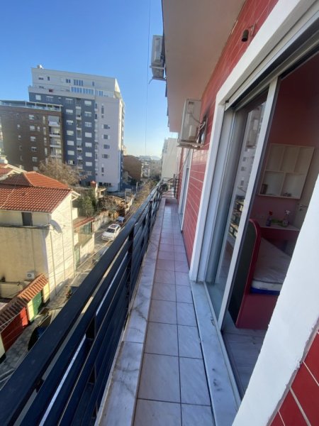 Tirane, jepet me qera apartament 2+1+Ballkon Kati 3, 180 m² 750 € (Qemal Stafa)