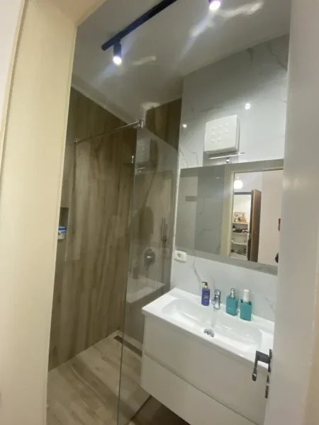 Tirane, jepet me qera apartament 2+1+Ballkon Kati 3, 180 m² 750 € (Qemal Stafa)