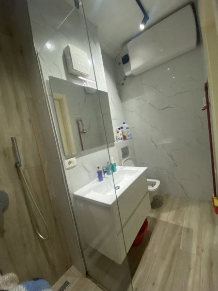 Tirane, jepet me qera apartament 2+1+Ballkon Kati 3, 180 m² 750 € (Qemal Stafa)