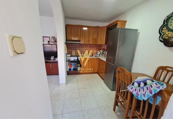 Tirane, jepet me qera apartament 1+1+Aneks+Ballkon Kati 2, 65 m² 650 € (RRUGA E DURRESIT)