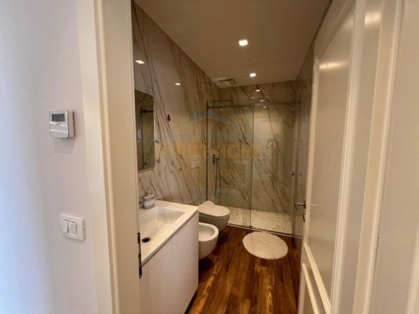 Tirane, jepet me qera apartament 2+1+Ballkon Kati 11, 137 m² 2.500 € (BLLOKU)