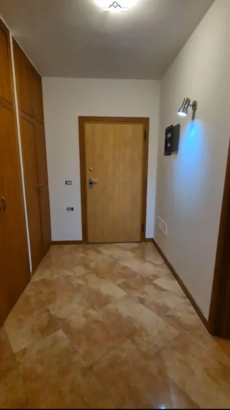 Tirane, jepet me qera zyre Kati 4, 126 m² 1.200 € (Nikolla Jorga)