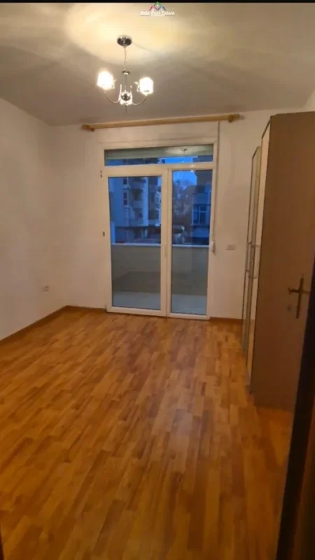 Tirane, jepet me qera zyre Kati 4, 126 m² 1.200 € (Nikolla Jorga)