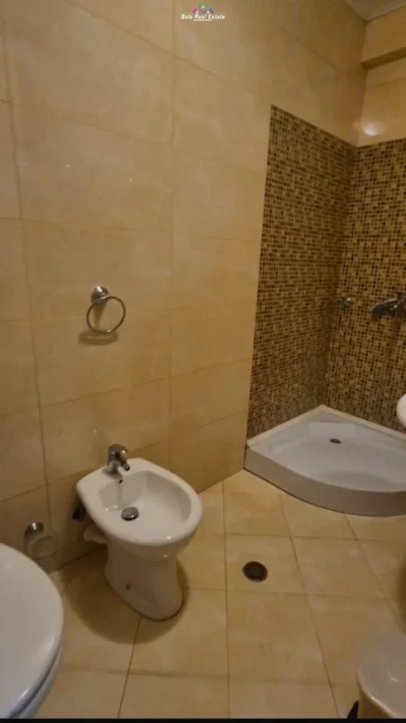 Tirane, jepet me qera zyre Kati 4, 126 m² 1.200 € (Nikolla Jorga)