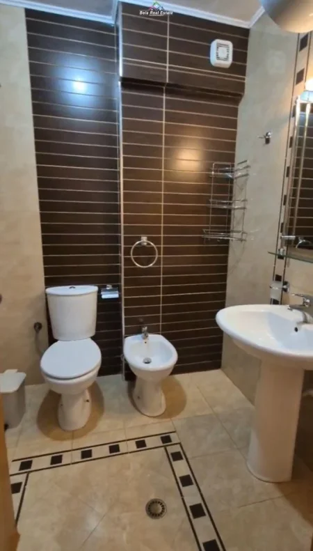 Tirane, jepet me qera zyre Kati 4, 126 m² 1.200 € (Nikolla Jorga)