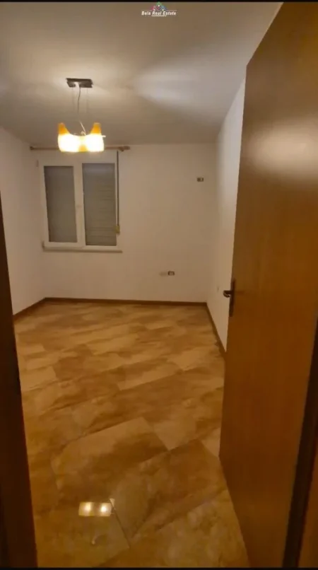 Tirane, jepet me qera zyre Kati 4, 126 m² 1.200 € (Nikolla Jorga)