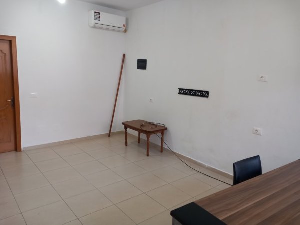 Tirane, jepet me qera apartament 3+1+Ballkon Kati 2, 75 m² 360€