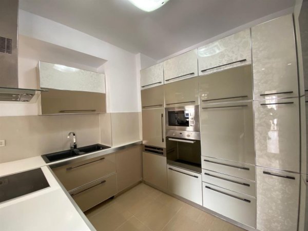 Tirane, jepet me qera apartament 3+1+Ballkon Kati 6, 142 m² 1.800 € (Nobis)