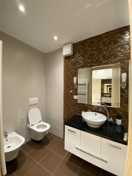 Tirane, jepet me qera apartament 3+1+Ballkon Kati 6, 142 m² 1.800 € (Nobis)