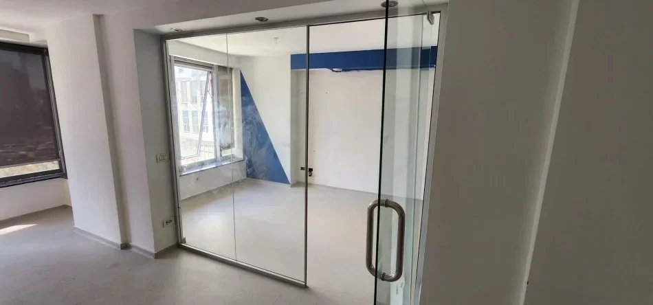 Tirane, jepet me qera zyre Kati 3, 68 m² 700 € (Myslym shyr prane drejtorise se policise)