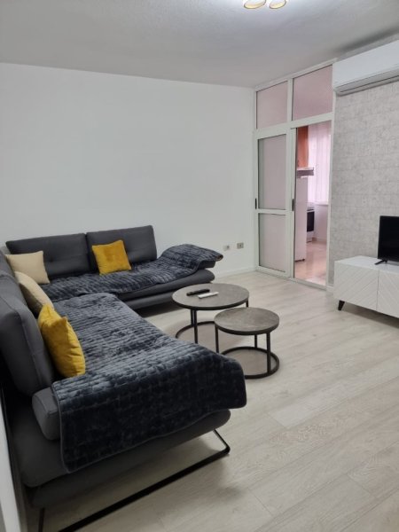 Tirane, jepet me qera apartament 1+1+Ballkon Kati 3, 63 m² 680 € (Komuna e parisit)