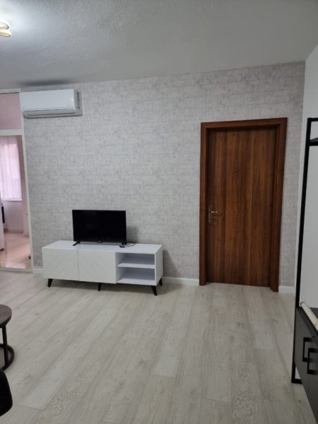 Tirane, jepet me qera apartament 1+1+Ballkon Kati 3, 63 m² 680 € (Komuna e parisit)