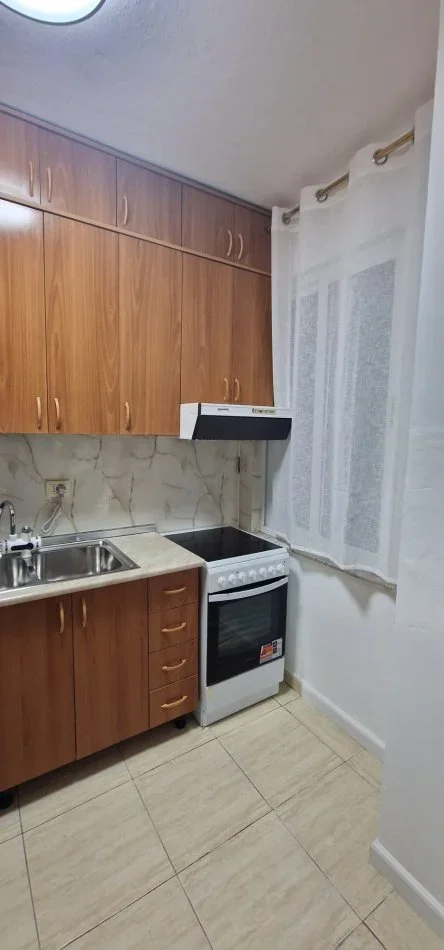 Tirane, jepet me qera apartament 1+1+Ballkon Kati 3, 63 m² 680 € (Komuna e parisit)