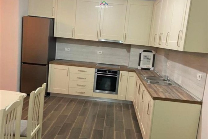 Tirane, jepet me qera 2+1+Ballkon Kati 6, 550 € (bedri karapaci)
