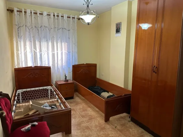 ALBANIA-Tirane, ish Blloku, Pallatet Agimi, shes apartament 3+1, 2- Banjo + Ballkon, Kati 2, ose iPari i banimit Mbi Dyqanet. eshte 96 m² . 35.000.000 Lek. Ndodhet Pas Kinema AGIMI.
