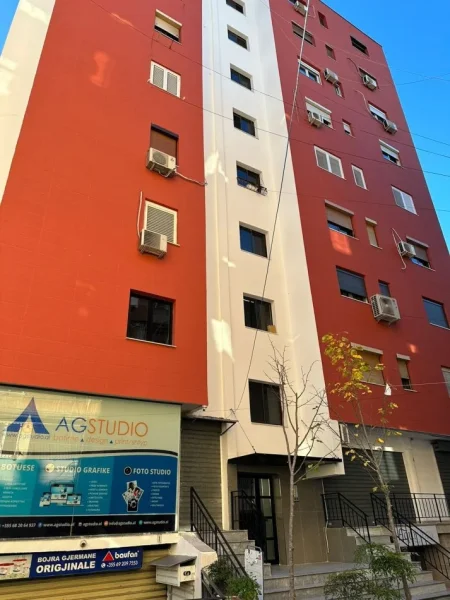 ALBANIA-Tirane, ish Blloku, Pallatet Agimi, shes apartament 3+1, 2- Banjo + Ballkon, Kati 2, ose iPari i banimit Mbi Dyqanet. eshte 96 m² . 35.000.000 Lek. Ndodhet Pas Kinema AGIMI.