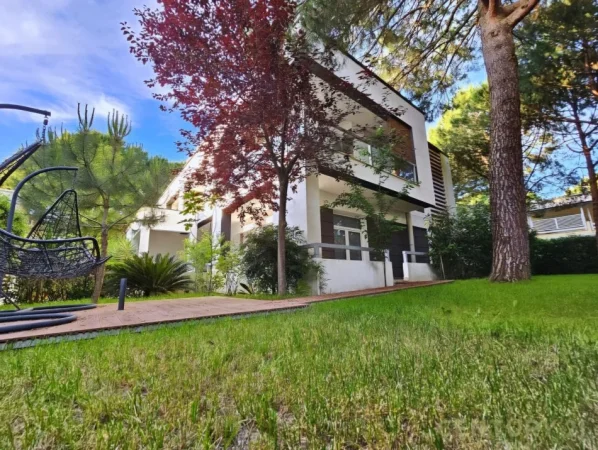 Tirane, shitet Vile 4+1+Ballkon Kati 3, 736 m² 800.000 € (Gjiri I Lalzit)