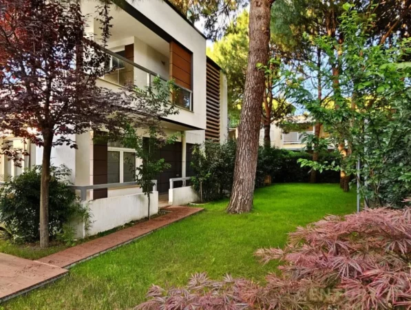 Tirane, shitet Vile 4+1+Ballkon Kati 3, 736 m² 800.000 € (Gjiri I Lalzit)