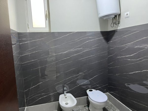 Tirane, jepet me qera shtepi 1+1+Ballkon Kati 0, 60 m² 600 € (SAUK I VJETER)